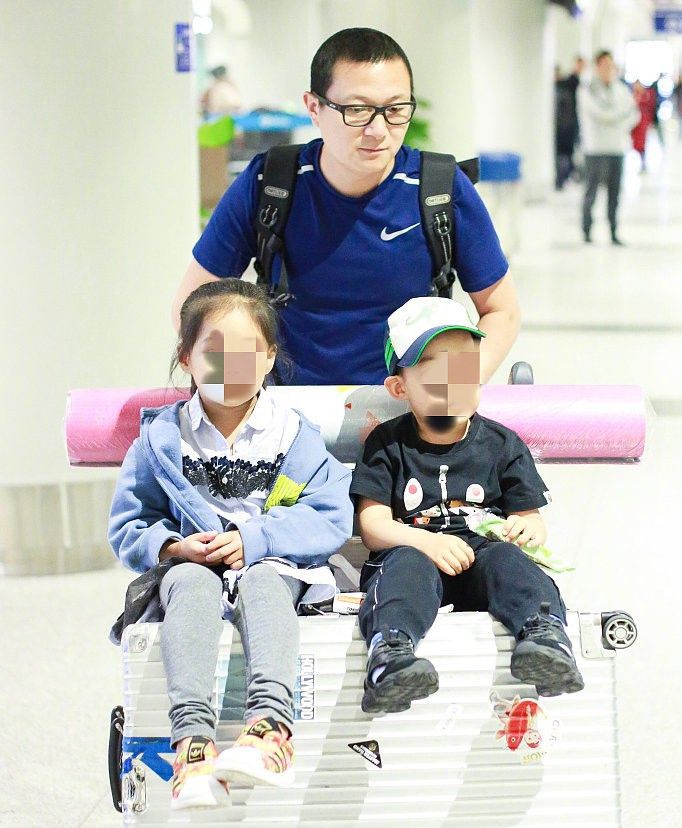 梅婷两个孩子也长大了！姐弟长相如复制粘贴，女儿大脑门似爸爸