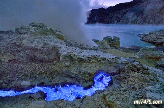 印尼Kawah Ijen 火山的蓝色岩浆奇观