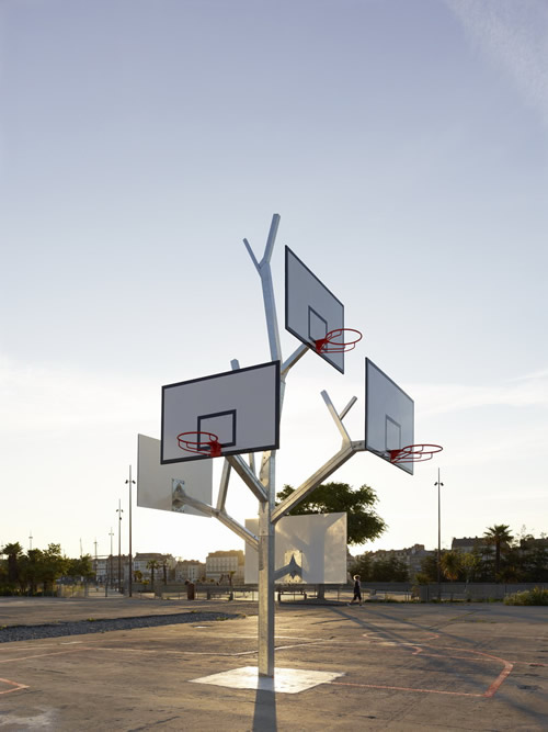 “树”篮球架  拥有五个高低不同的篮板