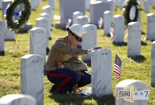 揭秘美国女兵的军营生活：喝蛇血