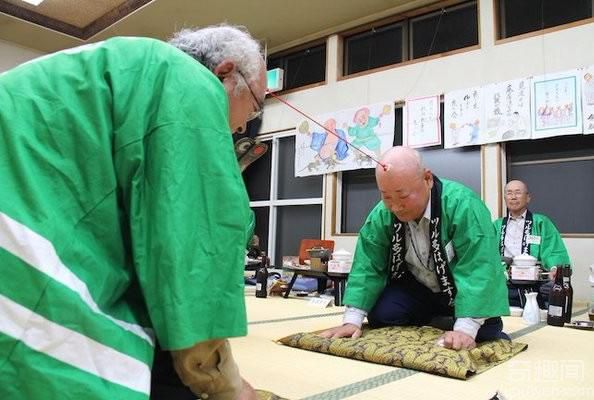 日本光头吸盘拔河赛 比比谁更光滑