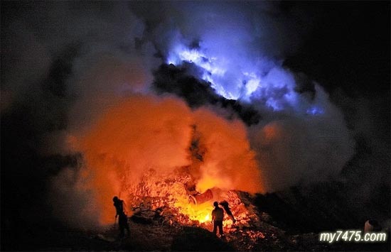 印尼Kawah Ijen 火山的蓝色岩浆奇观