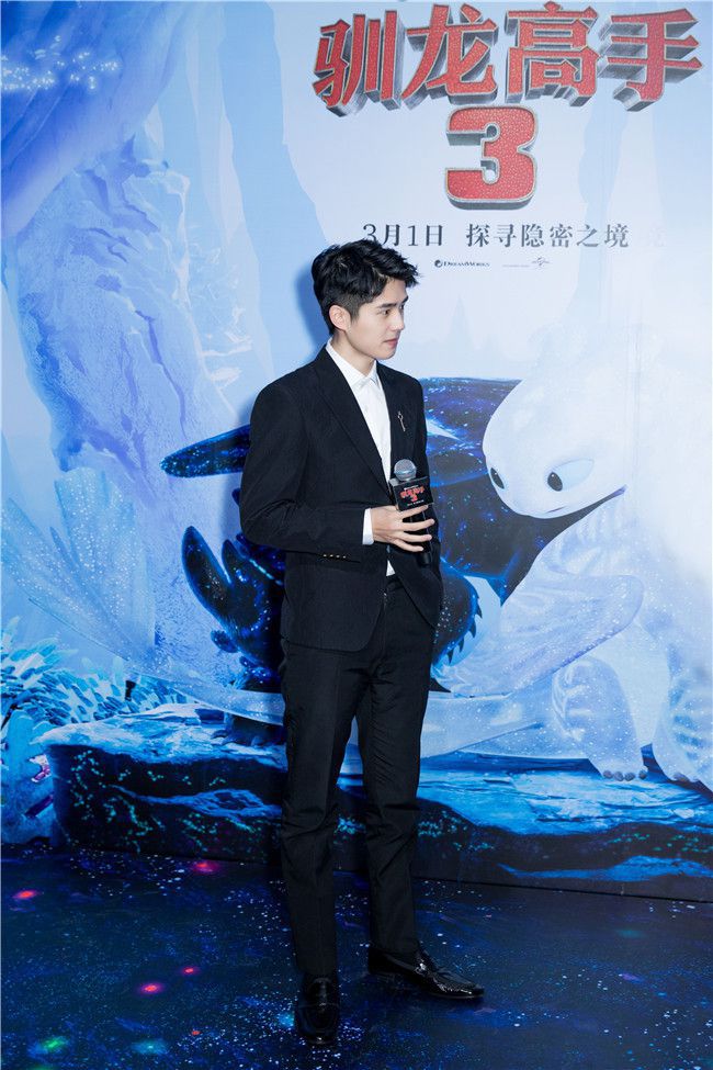 刘昊然现身《驯龙高手3》首映礼上演实力宠粉三连