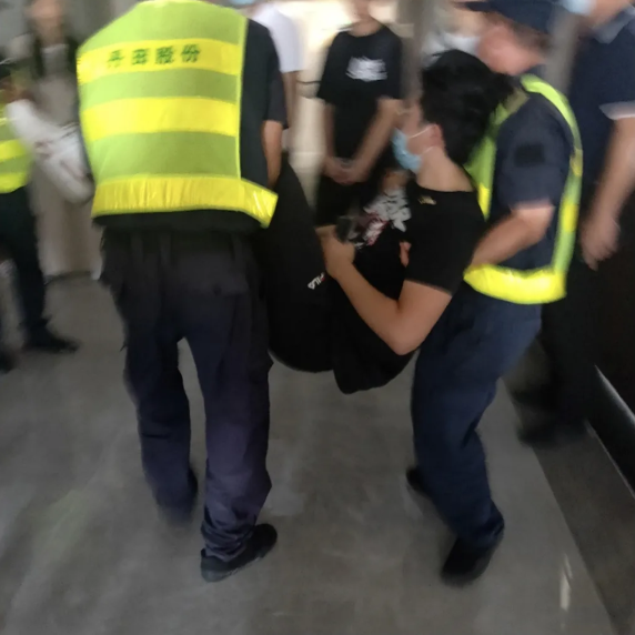 17名无辜的女大学生，在朋友圈刷到了自己的“裸照”