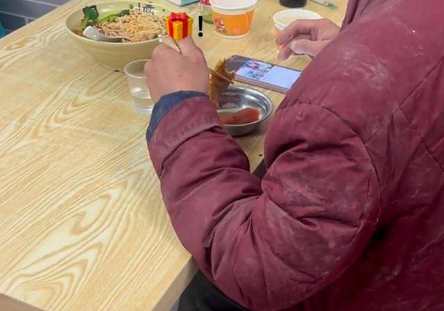 广东：男子穿着破衣烂衫，吃6块泡面，给女主播刷666礼物