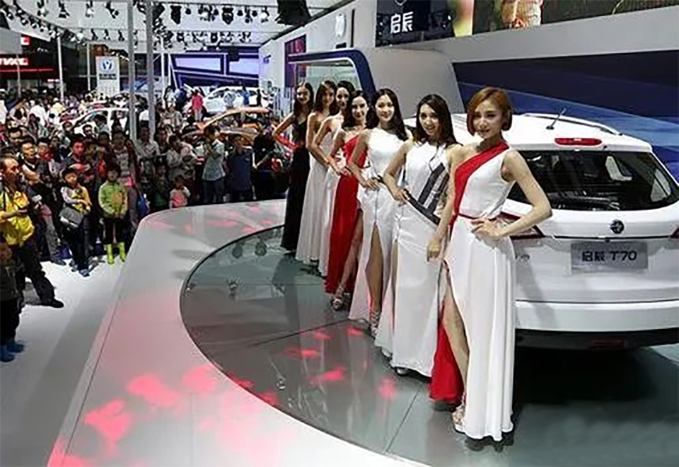 车展上偶遇的“腿精”辣模火遍全网，直男又顶不住了…