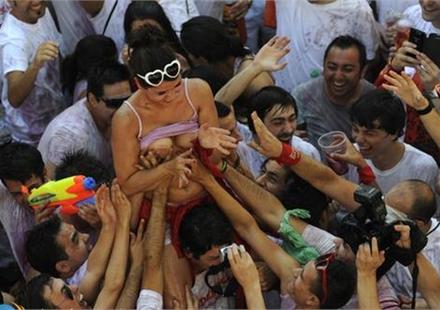 彝族摸奶节真的可以随便摸奶吗