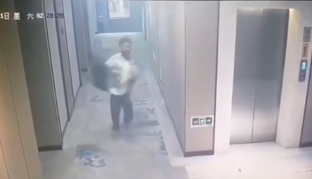 福建一男子酒店内尾随美女多次撞房门试图猥亵？警方：已抓到