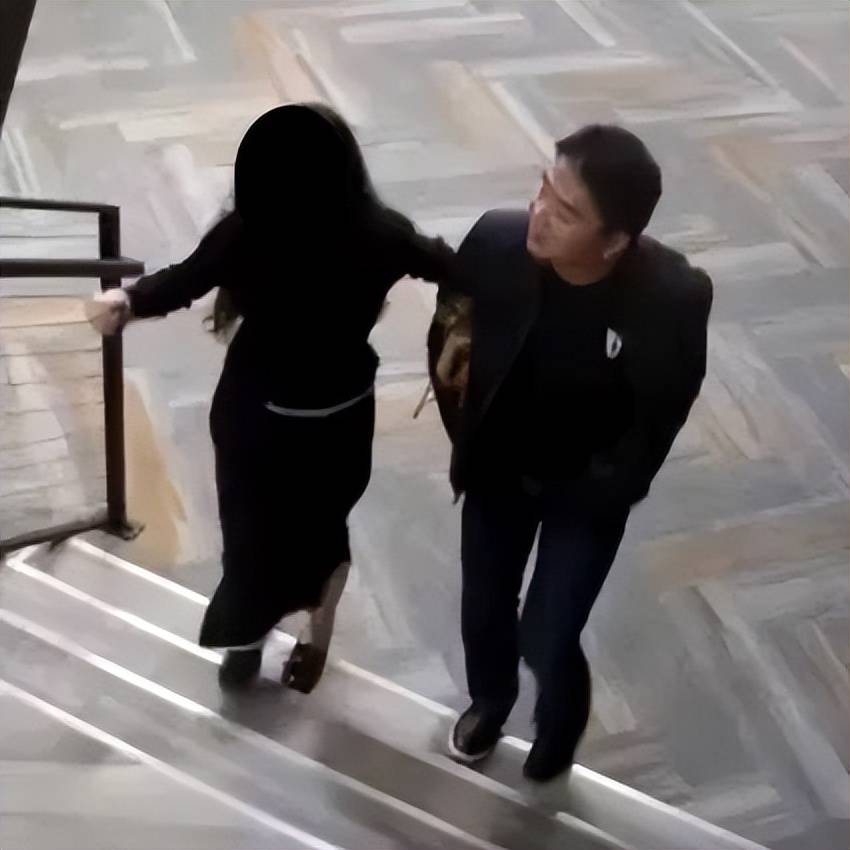 刘强东事件女主角真容曝光，网友看后：老刘的确是个脸盲