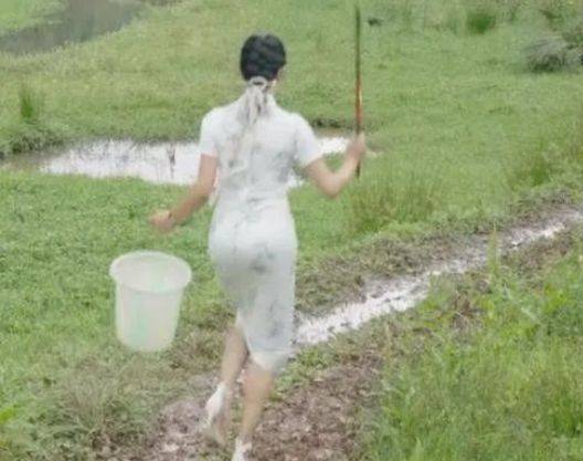 名媛“插秧”成为新潮流，惊呆众人：人没了底线，有多可怕