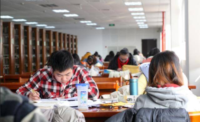 大学生对“奶头乐”见怪不怪，现在无所谓，但影响的是自己的未来