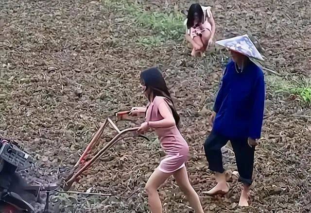名媛“插秧”成为新潮流，惊呆众人：人没了底线，有多可怕