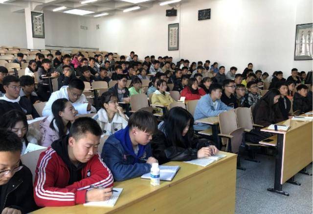 大学生对“奶头乐”见怪不怪，现在无所谓，但影响的是自己的未来