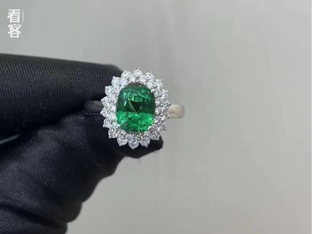 走进典当行的人，生活早已没有退路