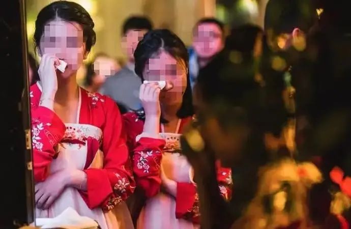 伴郎“被动”跟新娘发生关系，真相毁三观，事后哭诉：她在上面我没动…