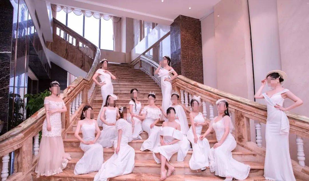 1张“京圈贵妇”聚会照曝光，撕开了当下社会虚伪的遮羞布