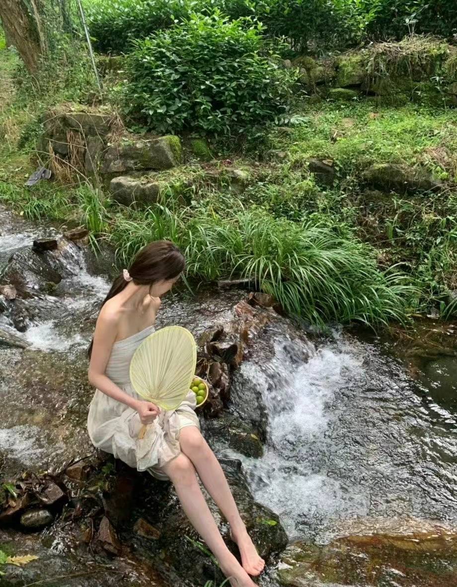 百万粉网红晒性感泳衣照惹争议，被批擦边女，本人回应不羞耻