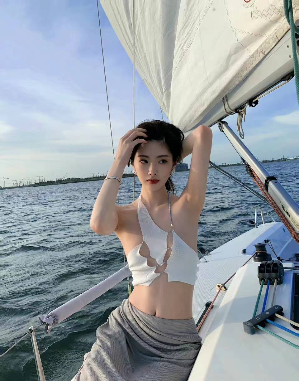 百万粉网红晒性感泳衣照惹争议，被批擦边女，本人回应不羞耻