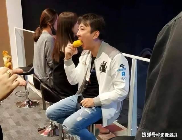 王思聪最近真疯狂：8大美女陪同，高调打麻将，突然又爆火到日本