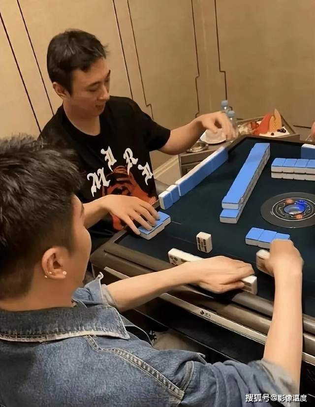 王思聪最近真疯狂：8大美女陪同，高调打麻将，突然又爆火到日本