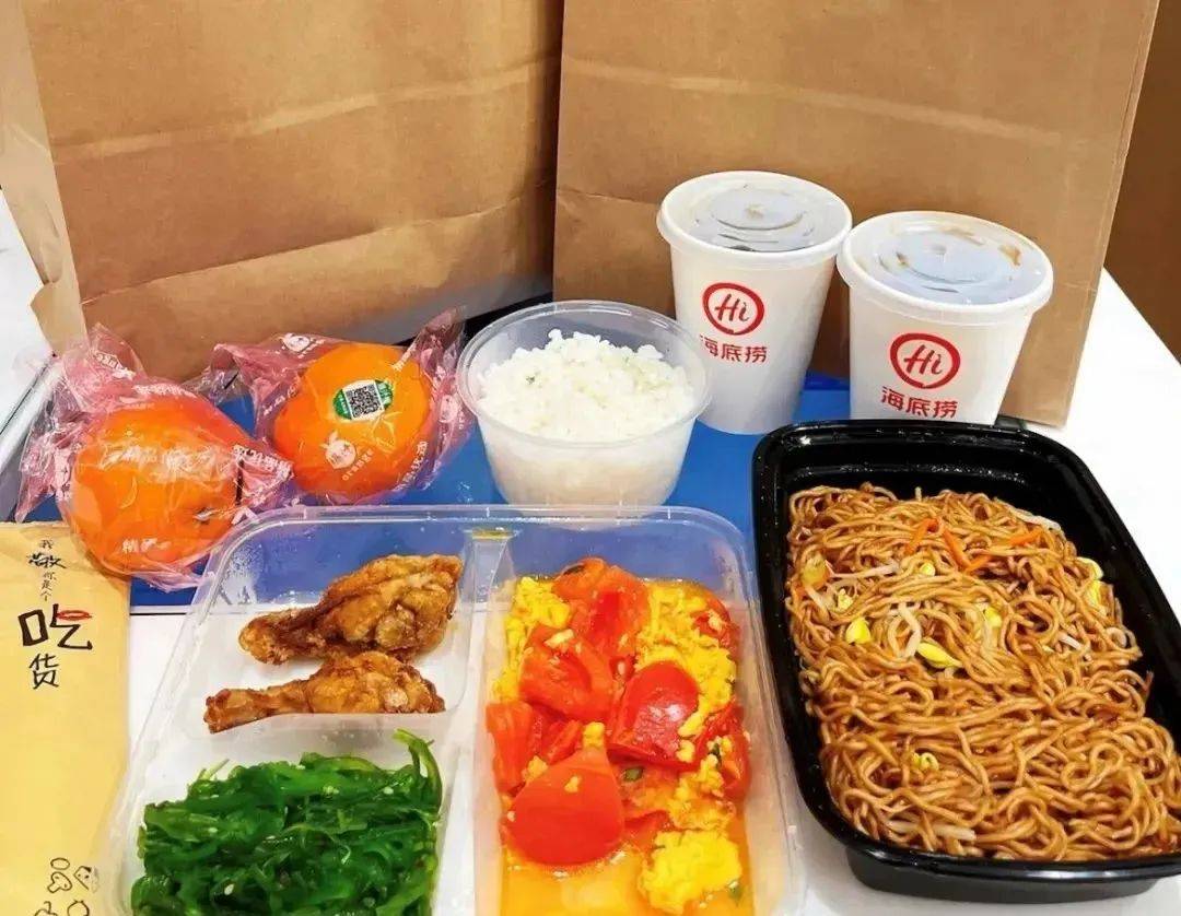 海底捞1张私照流出，我才理解了那个深夜还在直播的空姐