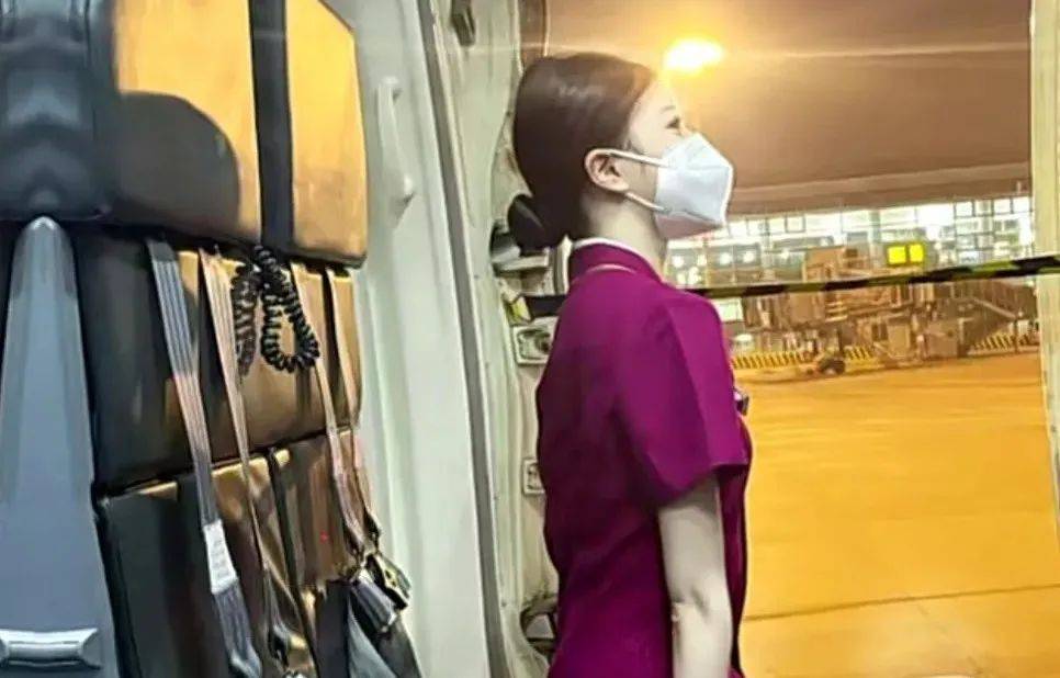 海底捞1张私照流出，我才理解了那个深夜还在直播的空姐