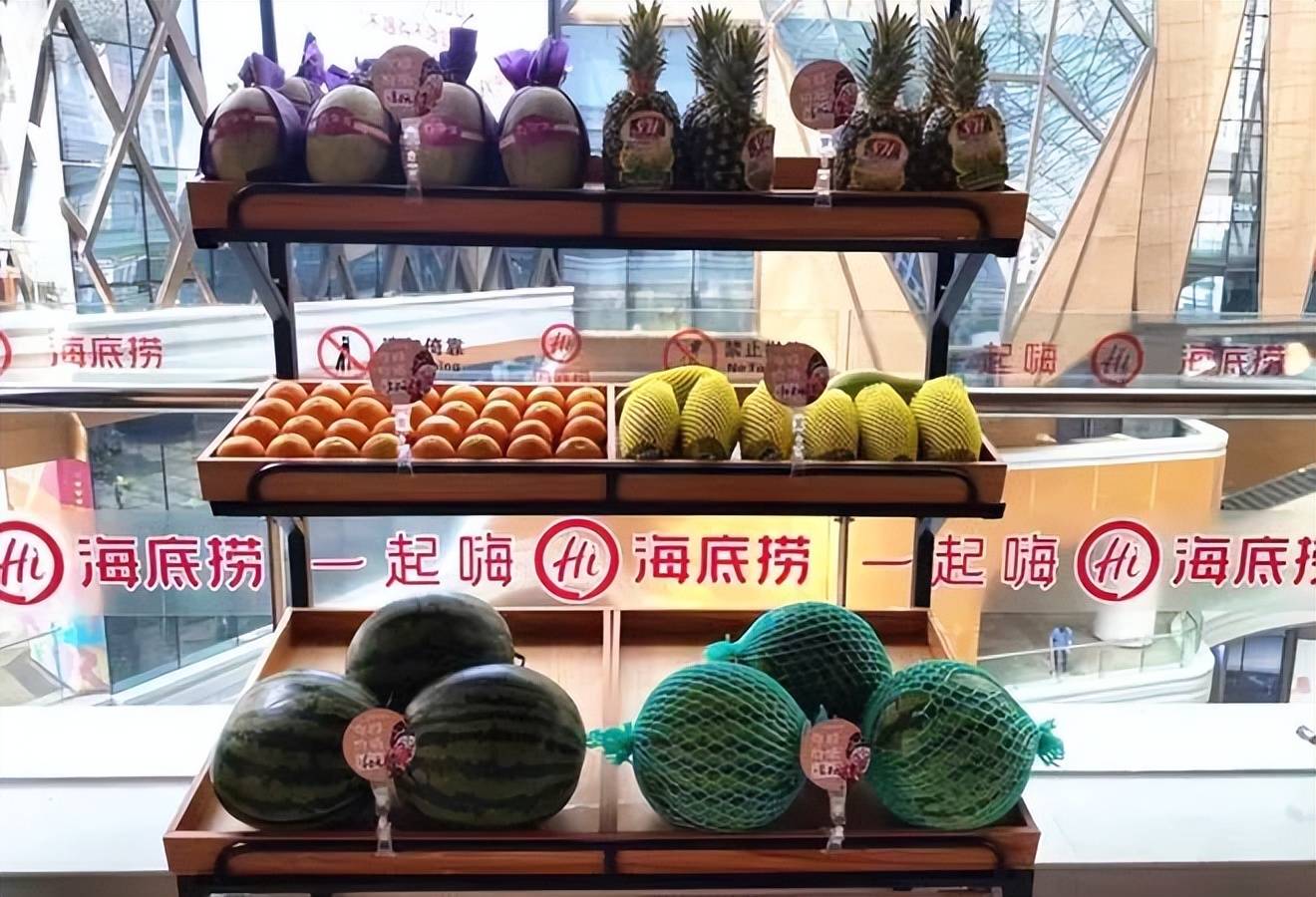 海底捞1张私照流出，我才理解了那个深夜还在直播的空姐