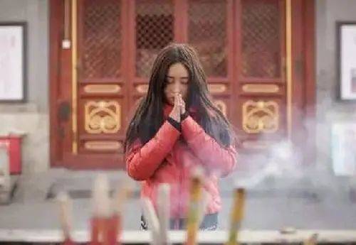 9年前，那位拒绝官二代表白，被汽油烧毁容的16岁女孩，现怎样了