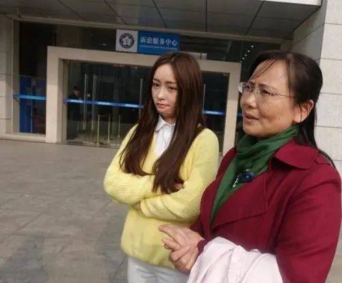 9年前，那位拒绝官二代表白，被汽油烧毁容的16岁女孩，现怎样了