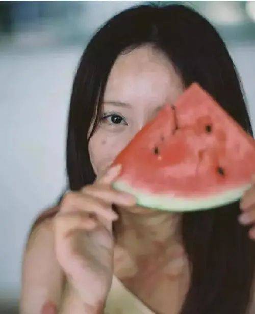 9年前，那位拒绝官二代表白，被汽油烧毁容的16岁女孩，现怎样了