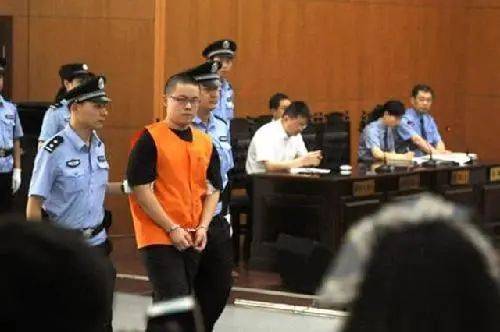 9年前，那位拒绝官二代表白，被汽油烧毁容的16岁女孩，现怎样了