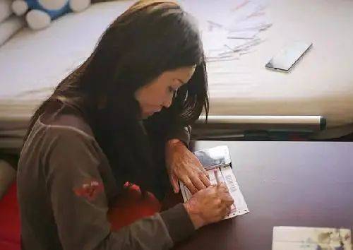 9年前，那位拒绝官二代表白，被汽油烧毁容的16岁女孩，现怎样了