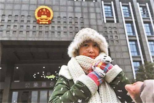 9年前，那位拒绝官二代表白，被汽油烧毁容的16岁女孩，现怎样了