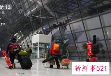 京张高铁冬奥列车吸引众多“火车迷”打卡