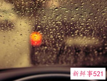 如何清除车玻璃上的雾