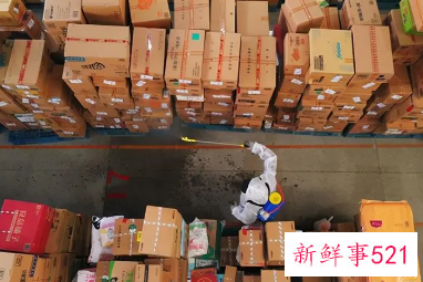 专家提醒尽量不要将快递包装带进家中