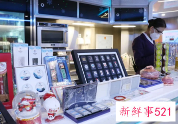 京张高铁冬奥列车吸引众多“火车迷”打卡