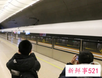 京张高铁冬奥列车吸引众多“火车迷”打卡