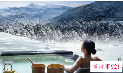 泡温泉一般是裸泡还是穿裤子