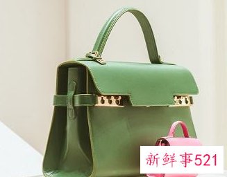 梦见自己给别人一个包包