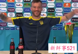 C罗“可乐梗”被争相模仿