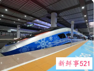 京张高铁冬奥列车吸引众多“火车迷”打卡