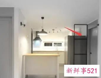 冰箱门和卧室门对着了