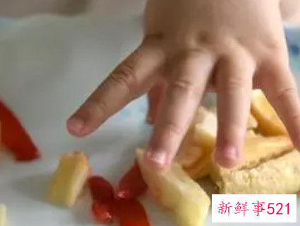 宝宝吃手指的原因有哪些
