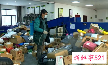 专家提醒尽量不要将快递包装带进家中