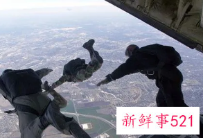 梦见在高楼边缘很害怕掉落