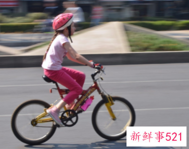 湖北8岁男孩随父骑行150公里到河南