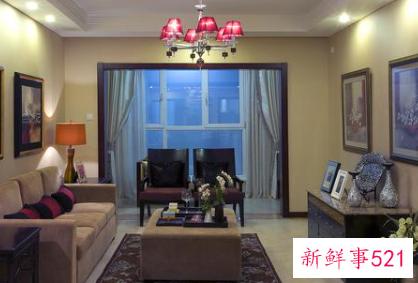 客厅沙发后挂什么画