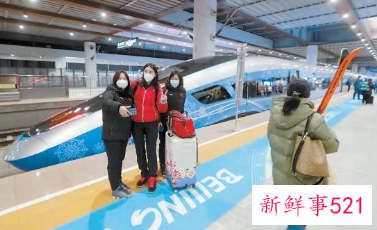 京张高铁冬奥列车吸引众多“火车迷”打卡