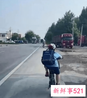 湖北8岁男孩随父骑行150公里到河南